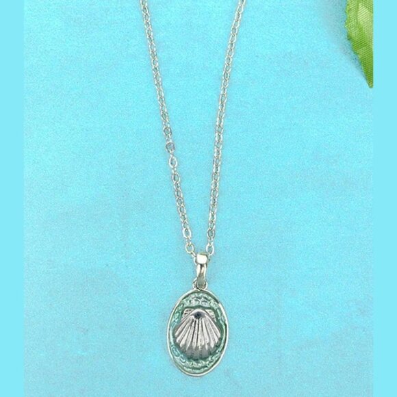 NO 3 Silver & Green Resin Seaside Clamshell Medallion Necklace NWT - Picture 1 of 5